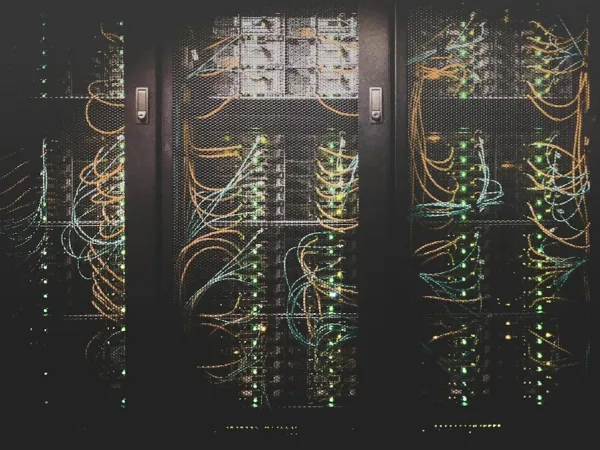एसएक्स एसएफपी ट्रांसीवर क्रेता गाइड 2026: 850एनएम विशिष्टताएं, मूल्य निर्धारण, और संगतता समाधान